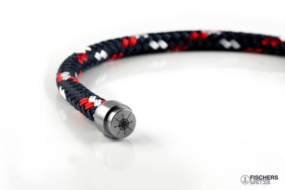 Geöffnetes, maritimes Fischers Fritze-Armband aus Segeltau, Makrele marineblau rot weiss, Windrose Innen-Gravur