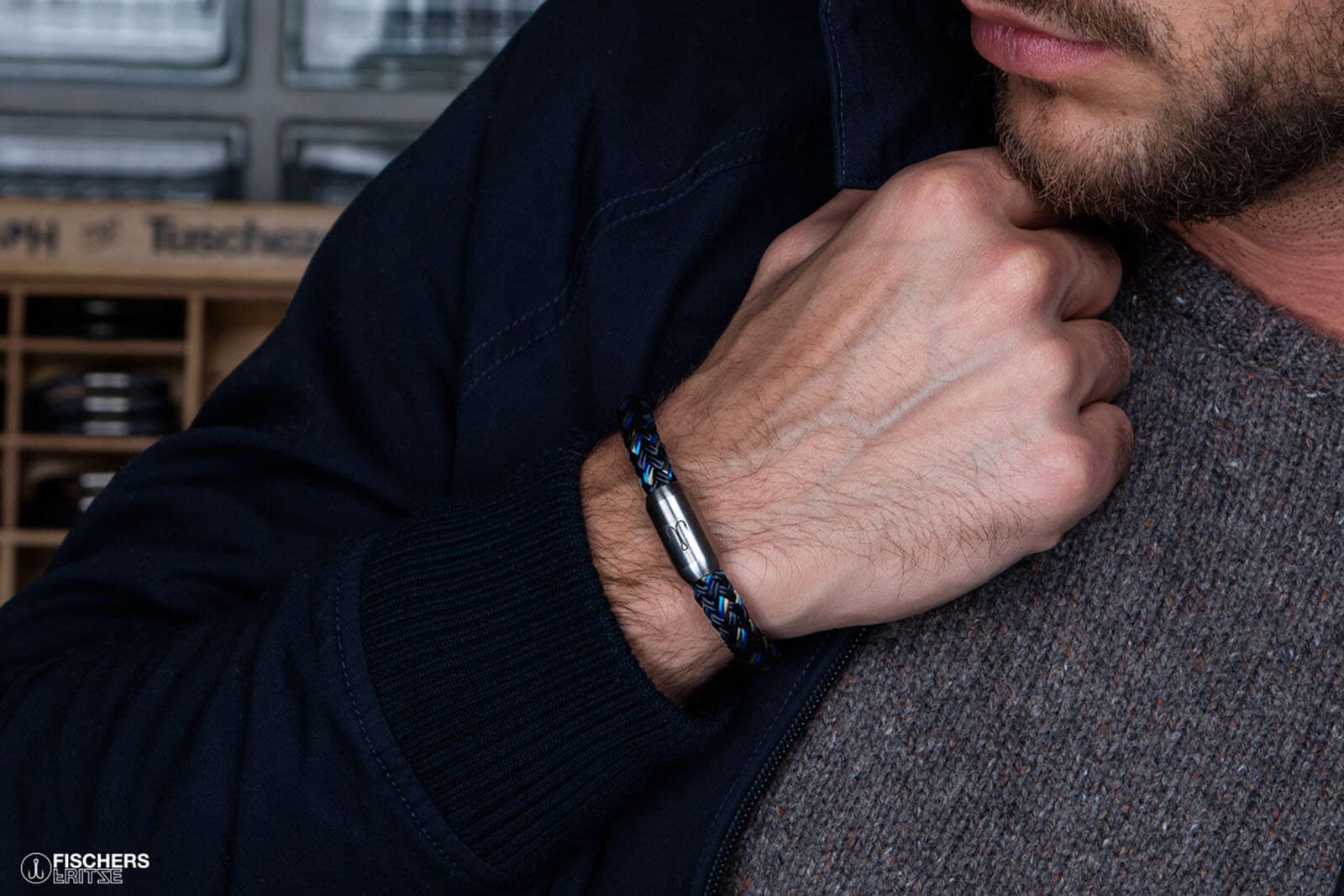 Maritimes Armband aus Segeltau Fischers Fritze, Makrele marineblau stahlblau silbergrau getragen am Handgelenk