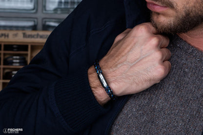 Maritimes Armband aus Segeltau Fischers Fritze, Makrele marineblau stahlblau silbergrau getragen am Handgelenk