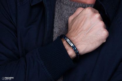 Fischers Fritze-Armband Makrele Segeltau marineblau stahlblau grau an Handgelenk auf Brusthöhe an Handgelenk