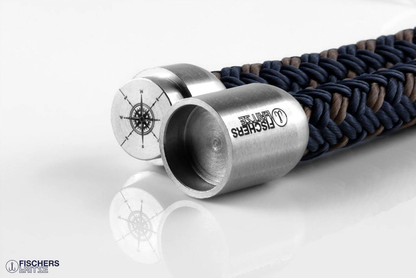 Fischers Fritze, Edelstahlmagnetverschluss mit Gravuren von Windrose, Kompass und Angelhaken-Logo