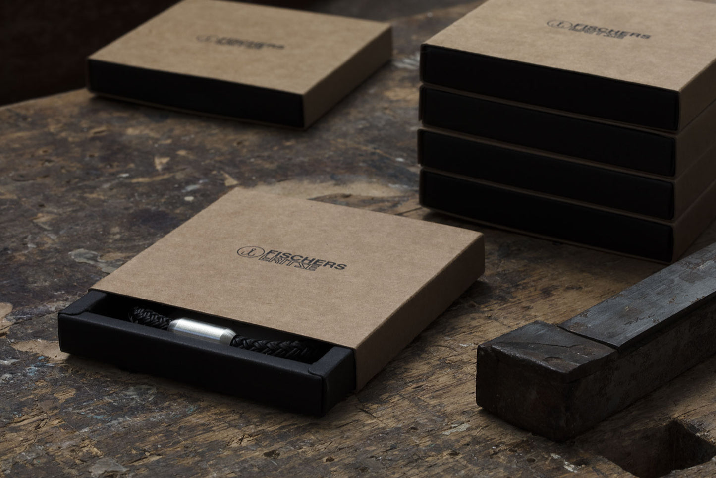 Verpackung für Fischers Fritze Armbaender Makrele und Garnele aus Segeltau und Leder